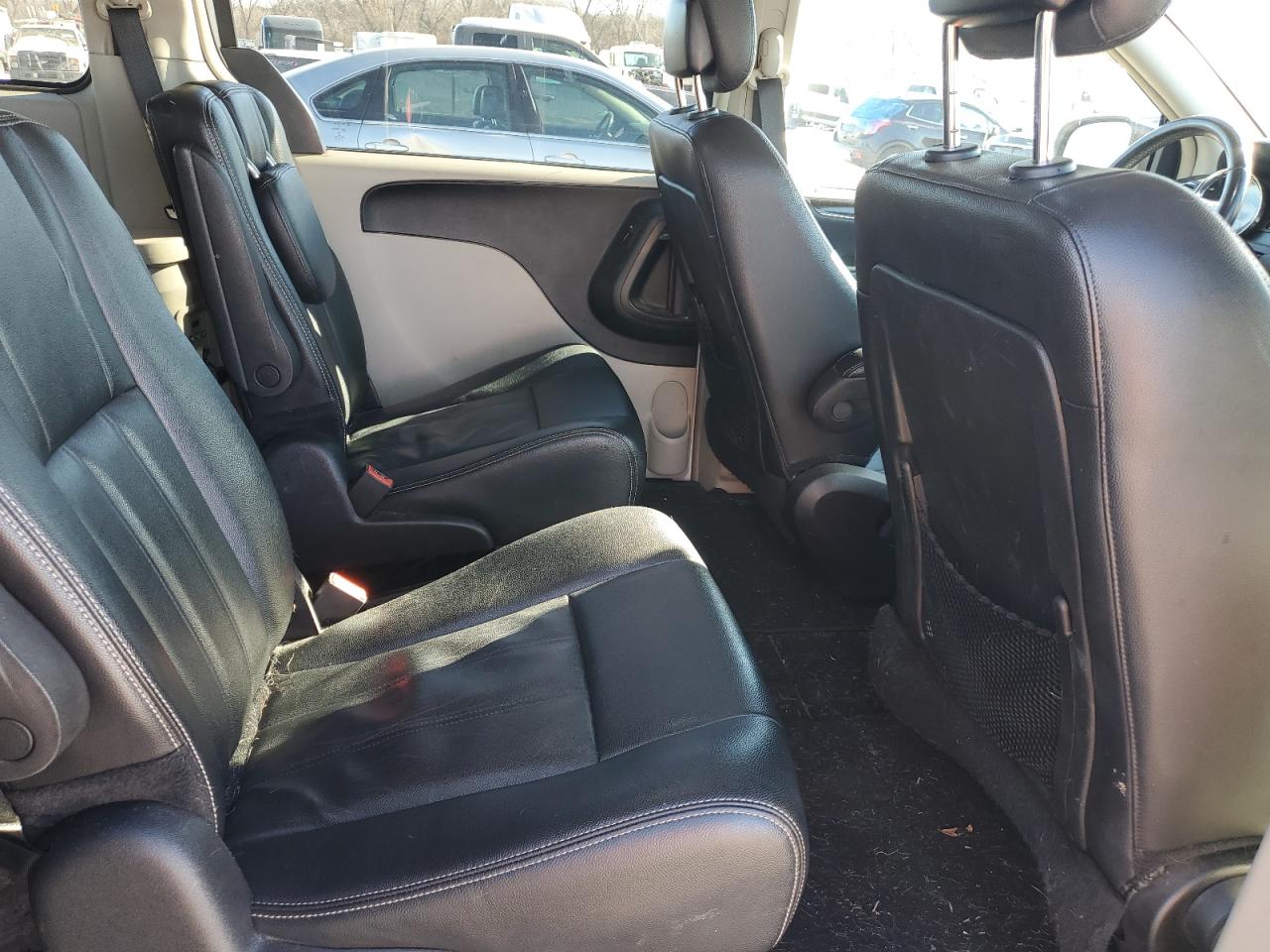 2016 Chrysler Town & Country - Image 11