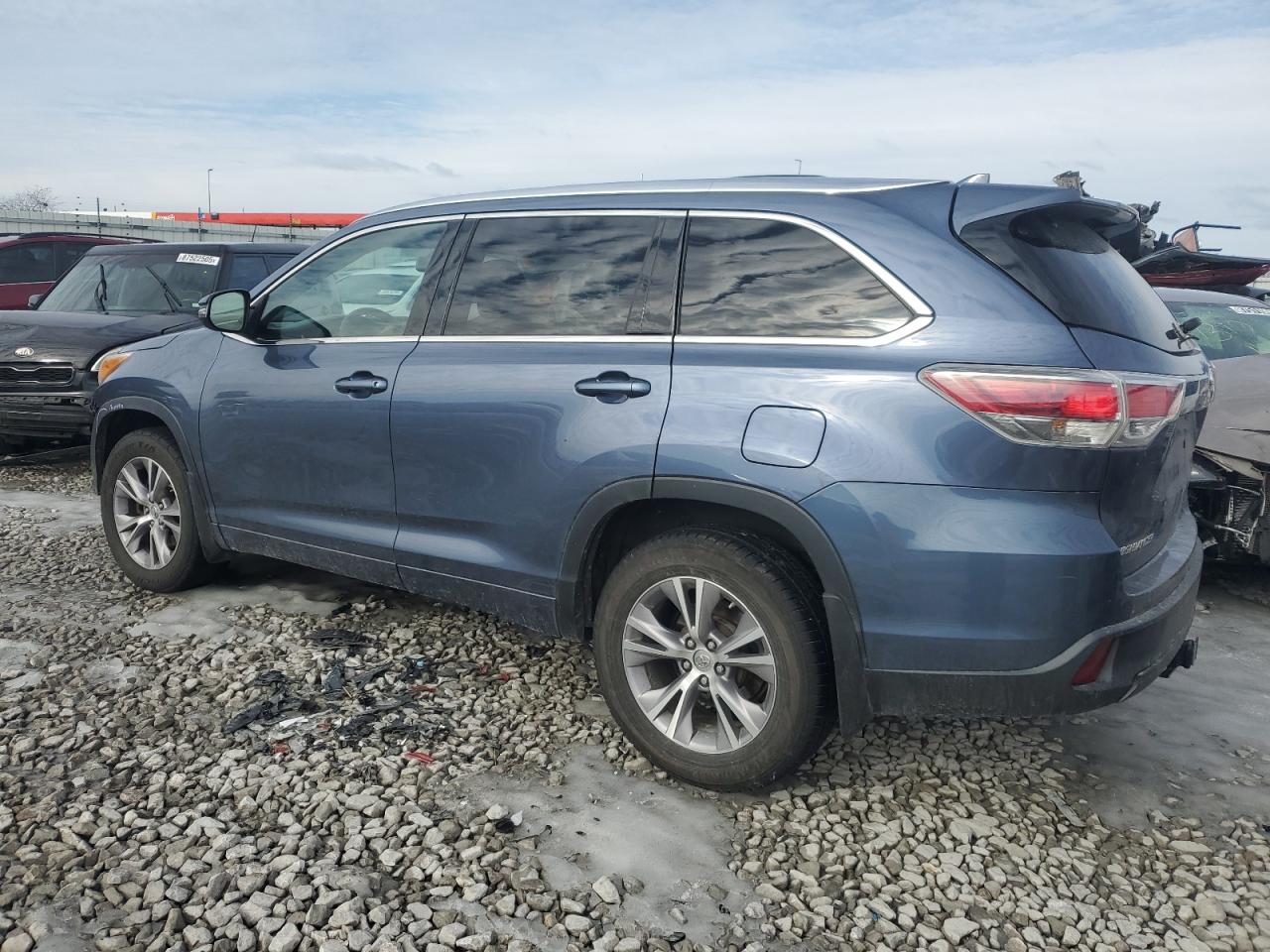 2015 Toyota Highlander - Image 2