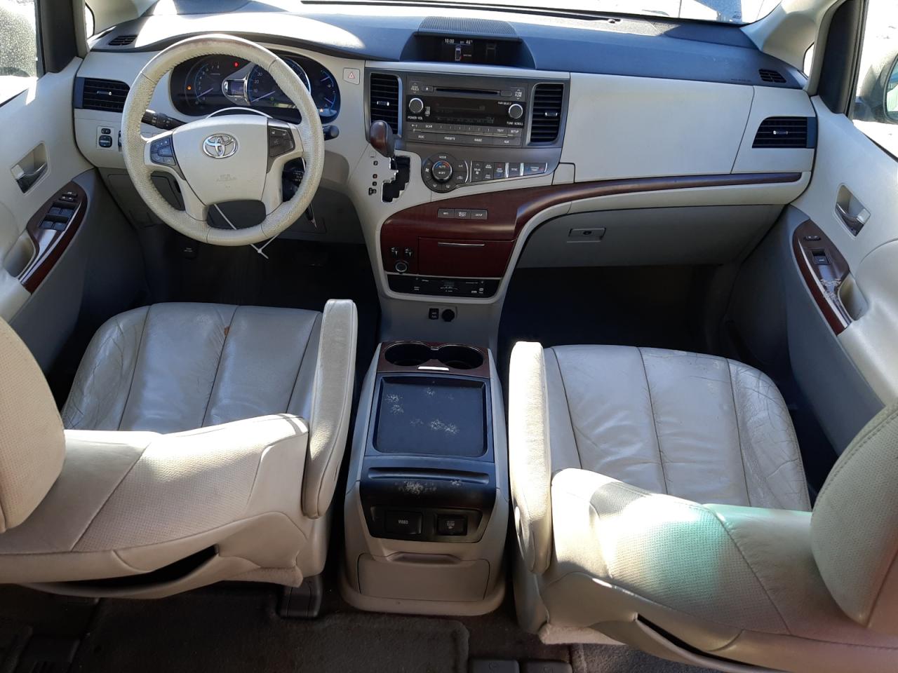 2011 Toyota Sienna - Image 8