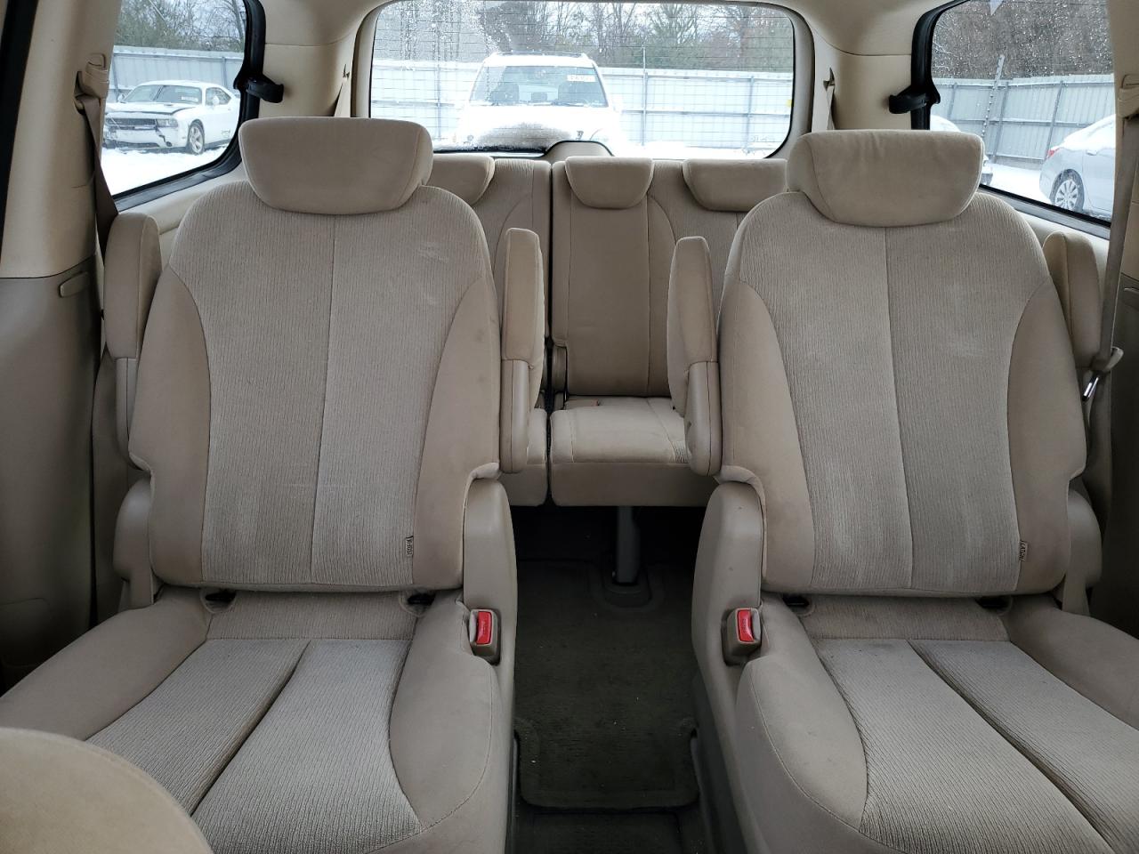 2010 Kia Sedona - Image 10