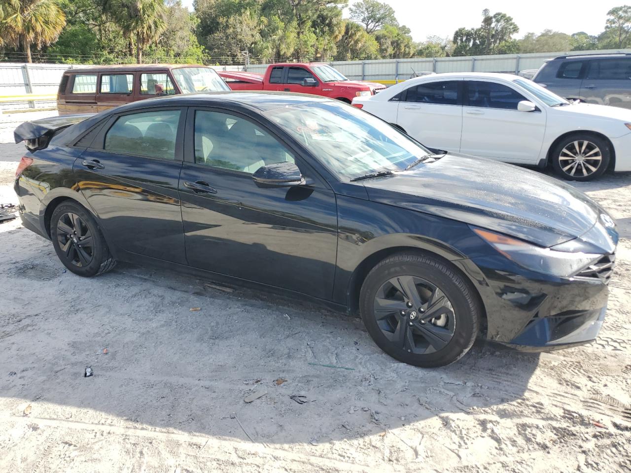 2023 Hyundai Elantra - Image 4