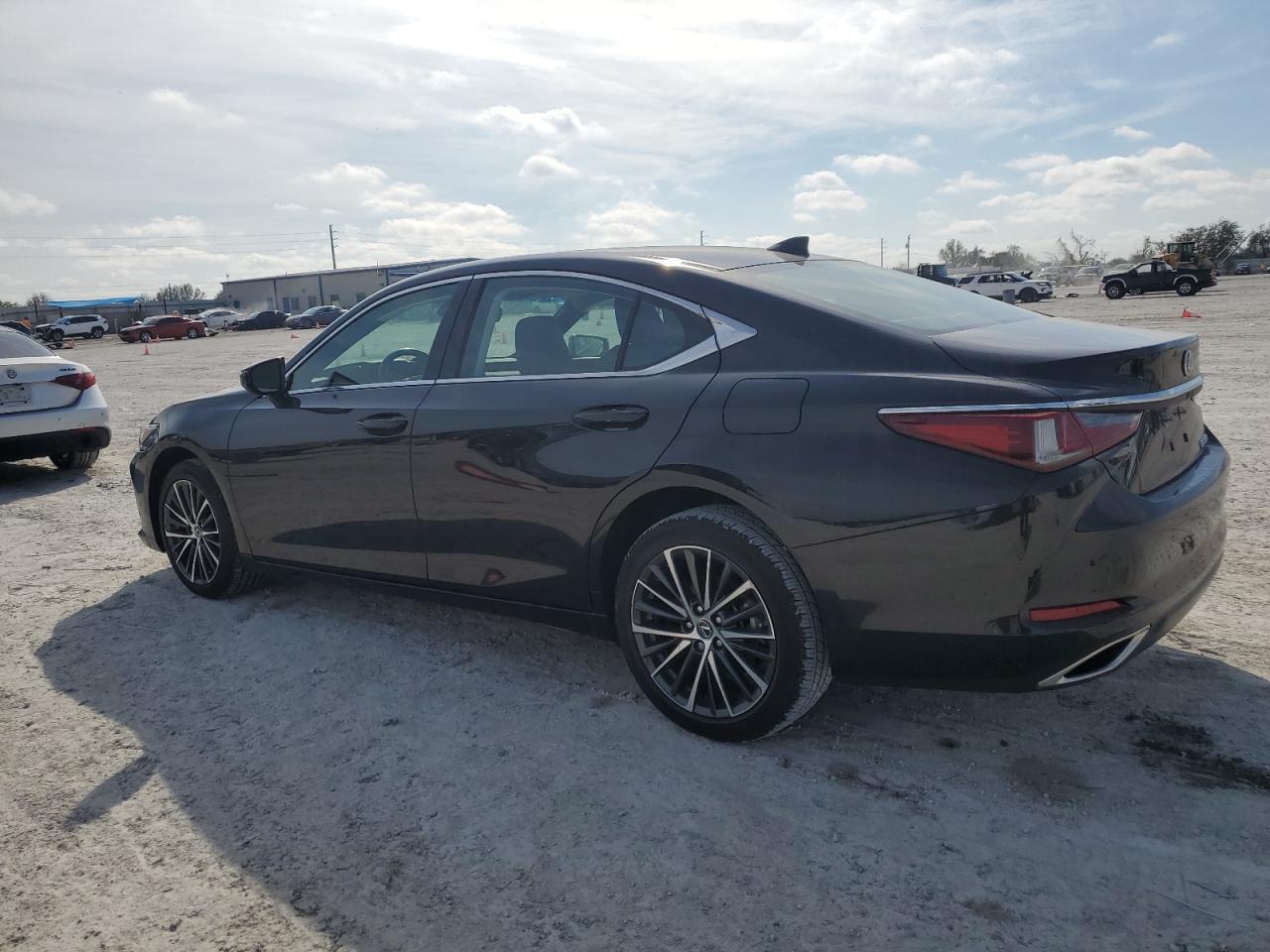 2023 Lexus ES - Image 2