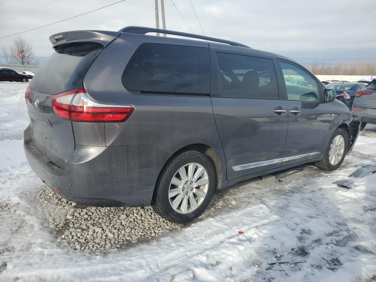 2017 Toyota Sienna - Image 3