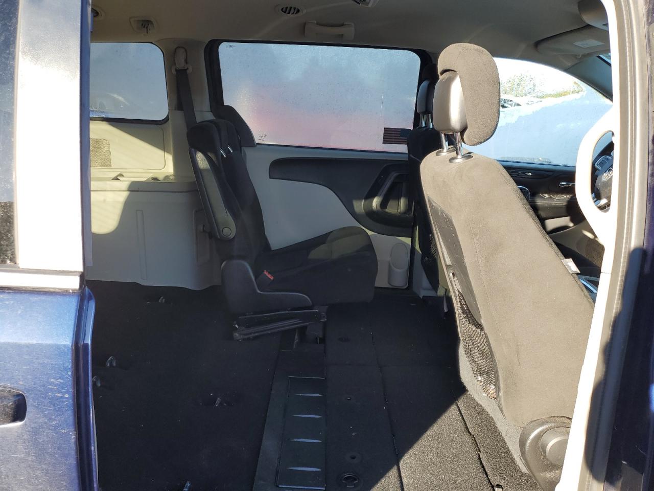 2016 Dodge Caravan - Image 11