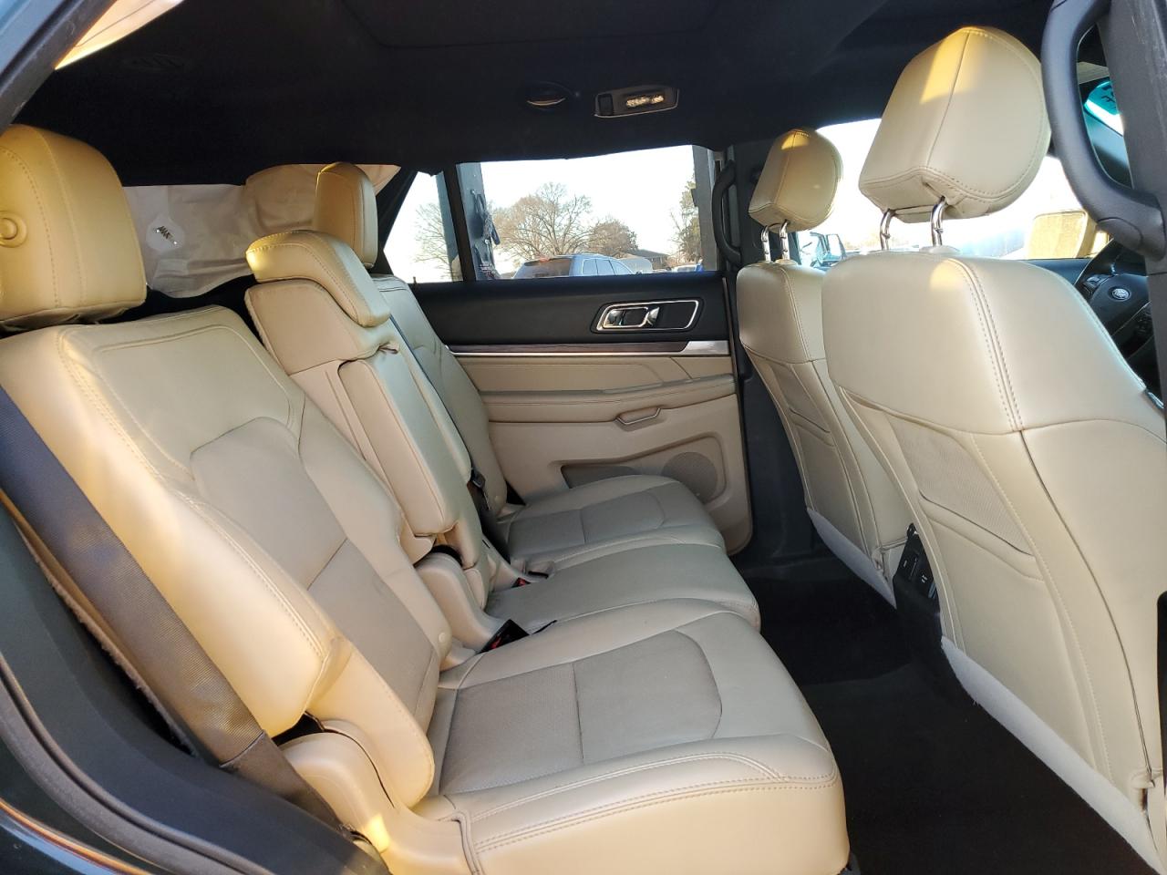 2016 Ford Explorer - Image 11