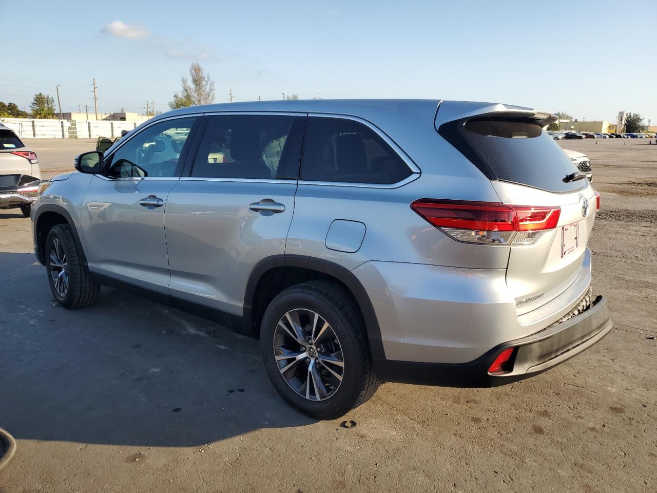 5TDZARFH9KS060090 2019 TOYOTA HIGHLANDER - Image 2