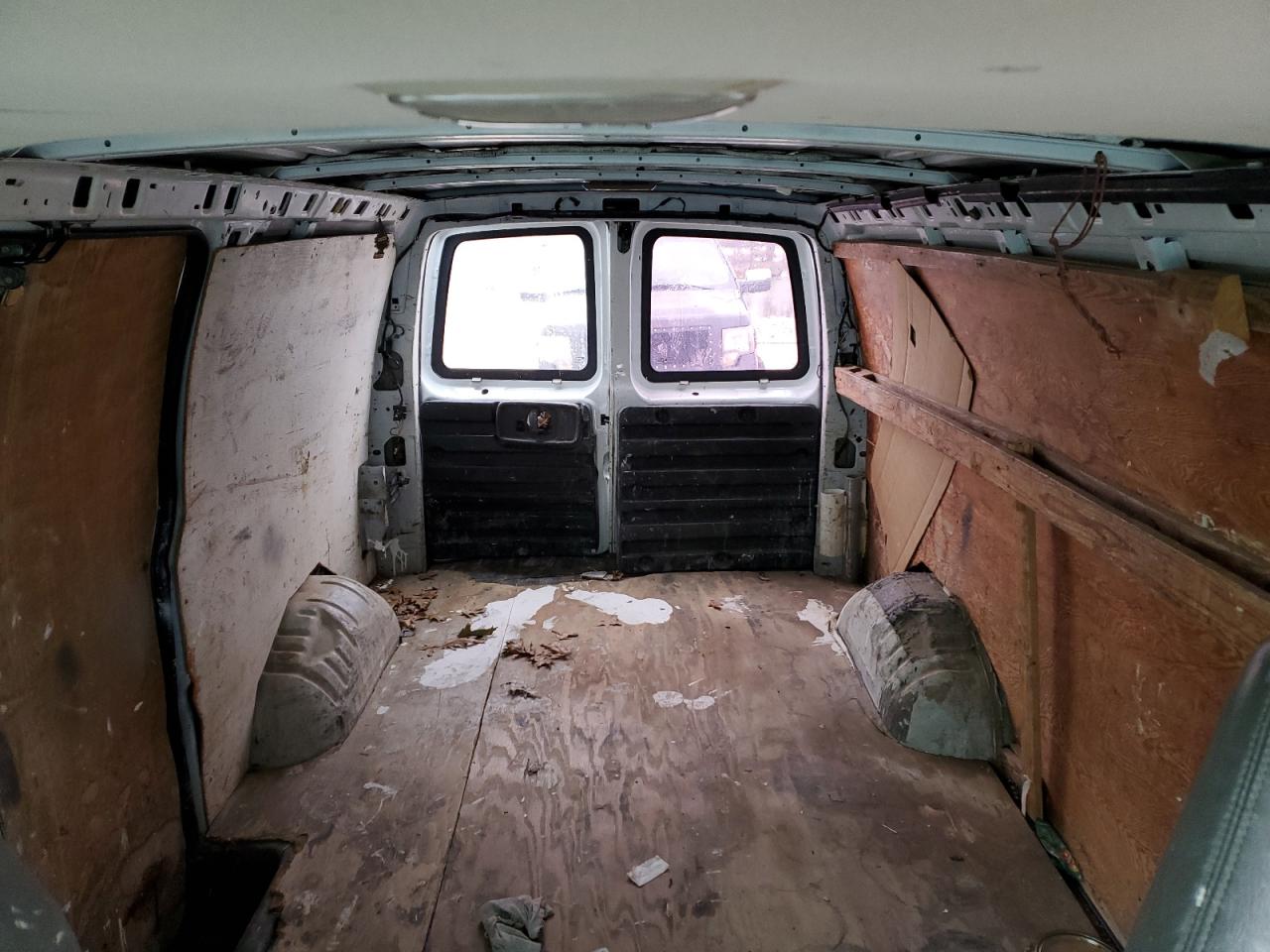2009 Chevrolet Express - Image 10