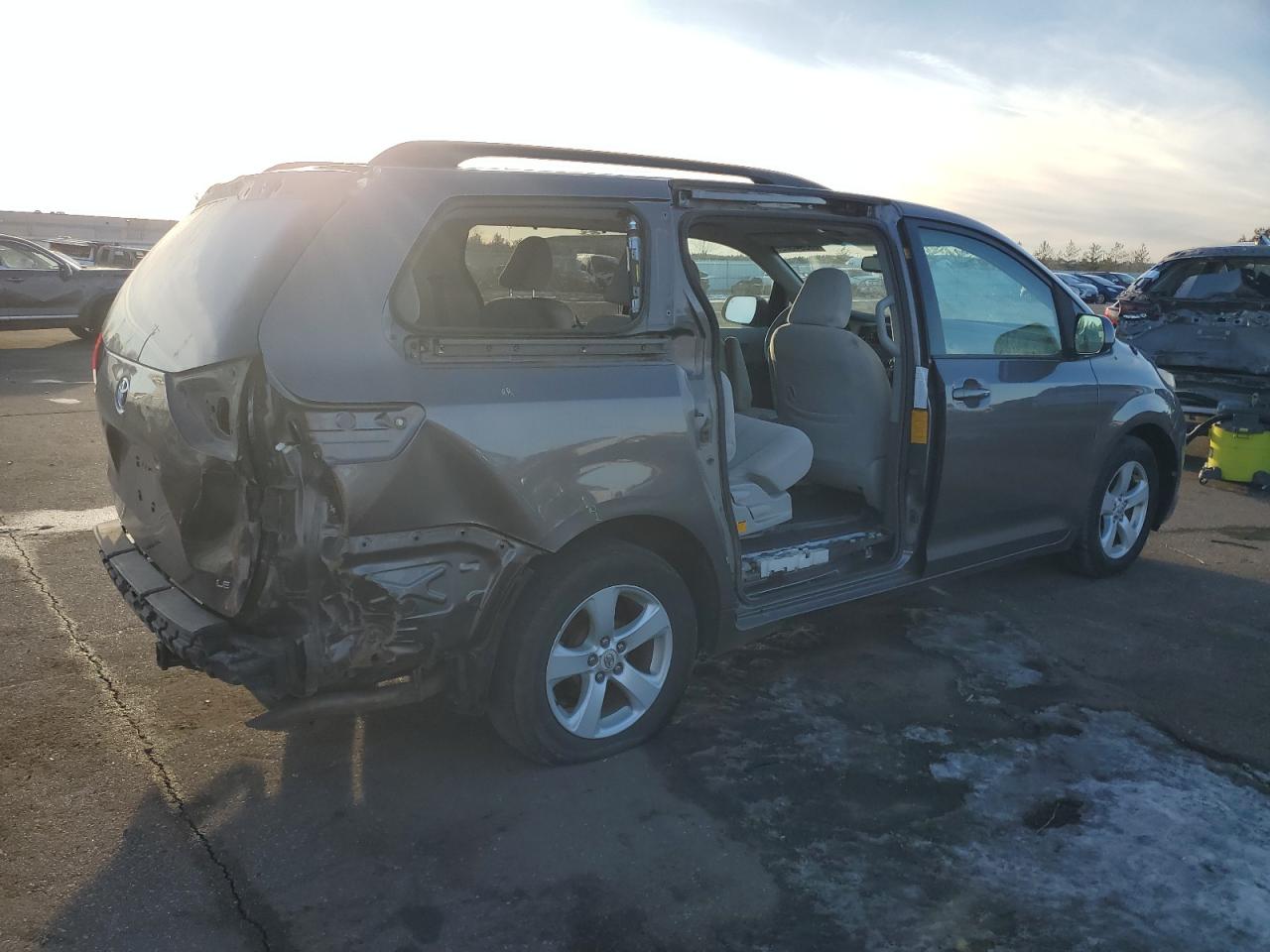 2012 Toyota Sienna - Image 3