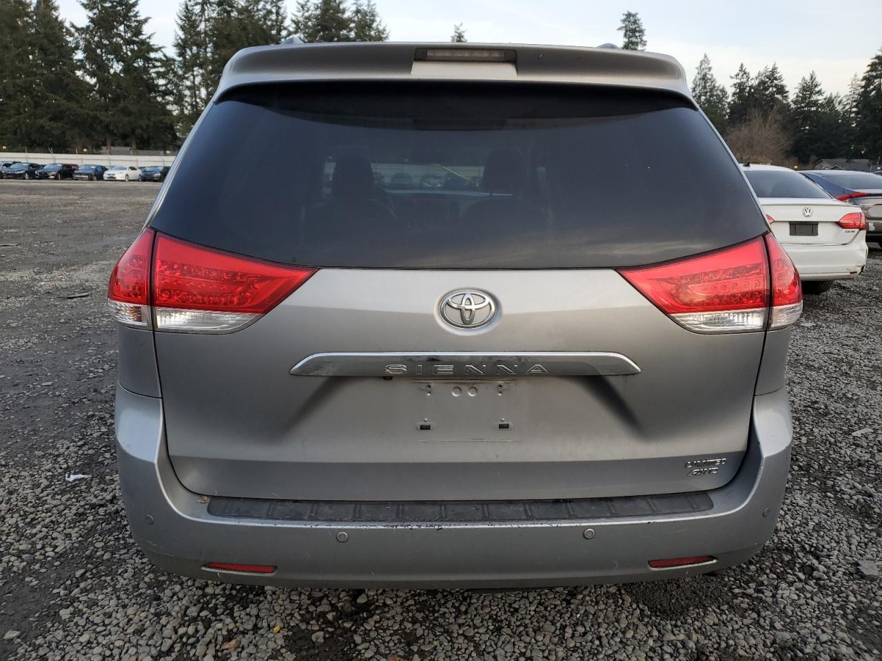 2011 Toyota Sienna - Image 6