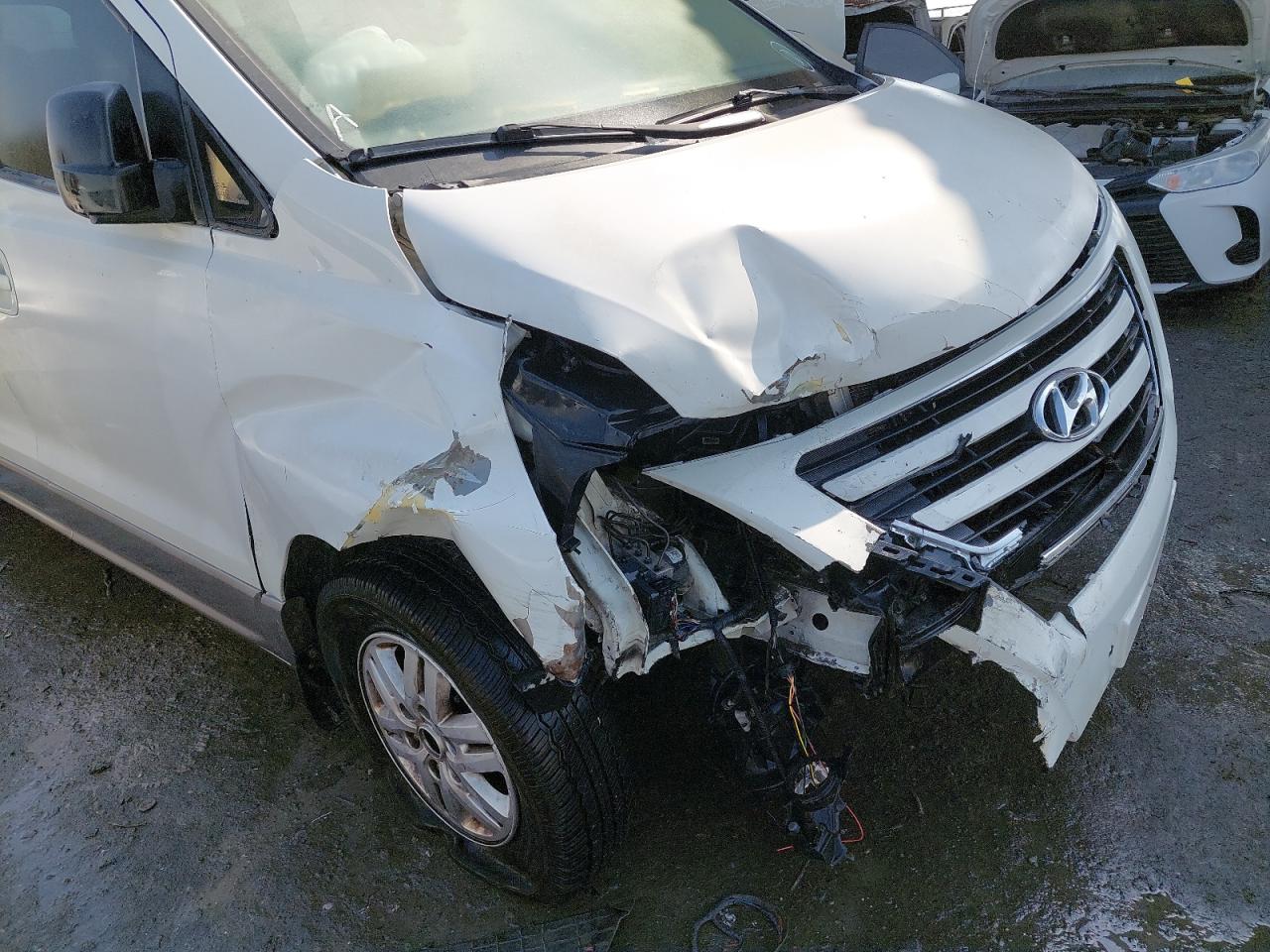 KMJWA37R5GU774027 - 2016 Hyundai H1 - #42477905