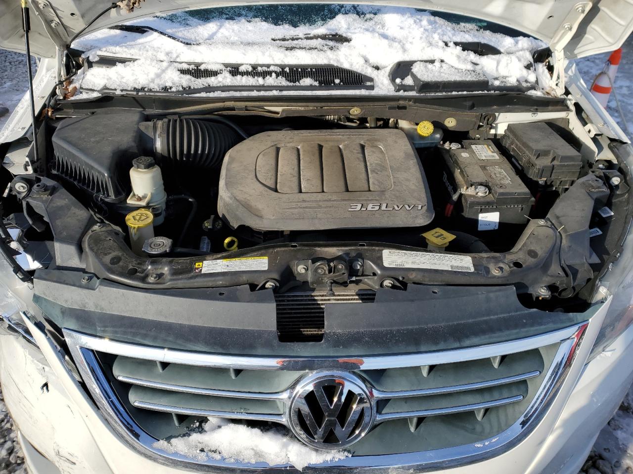 2012 Volkswagen Routan - Image 12