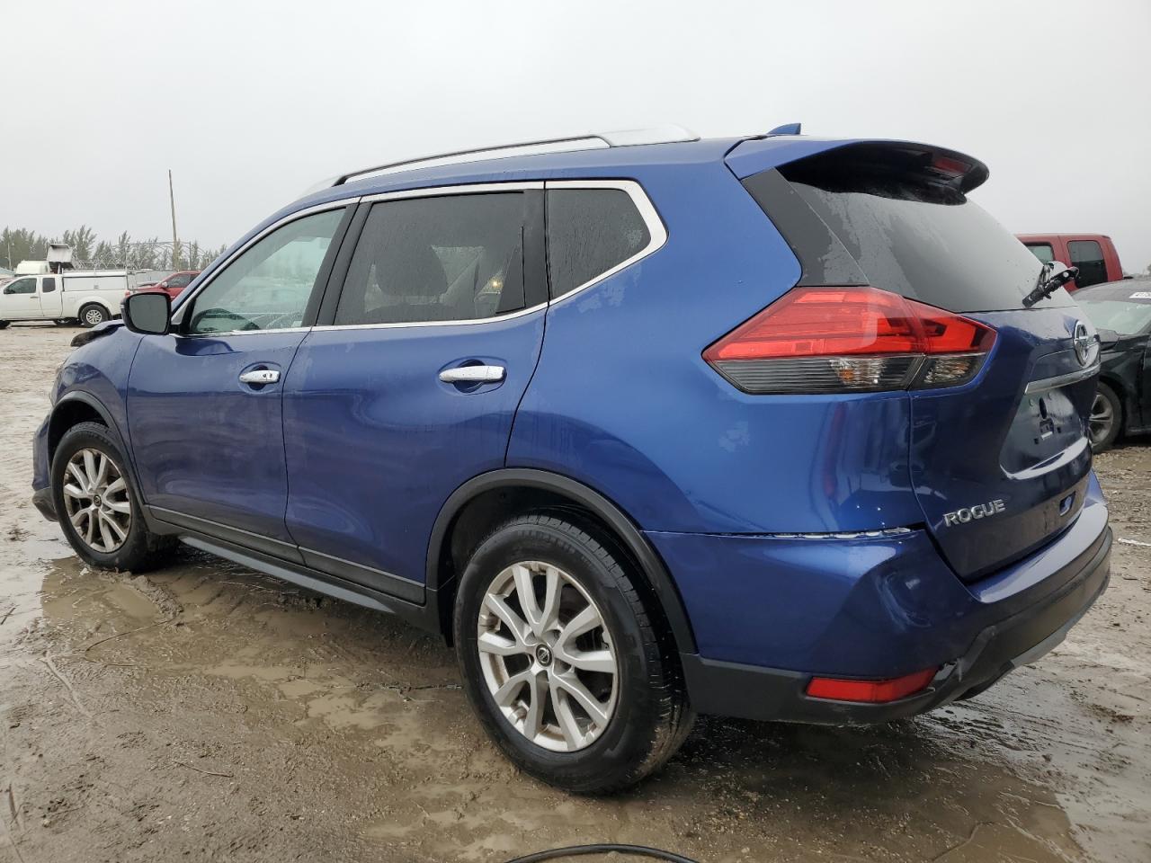 2017 Nissan Rogue - Image 2