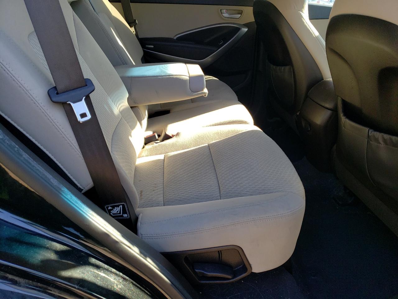 2016 Hyundai Santa Fe - Image 11