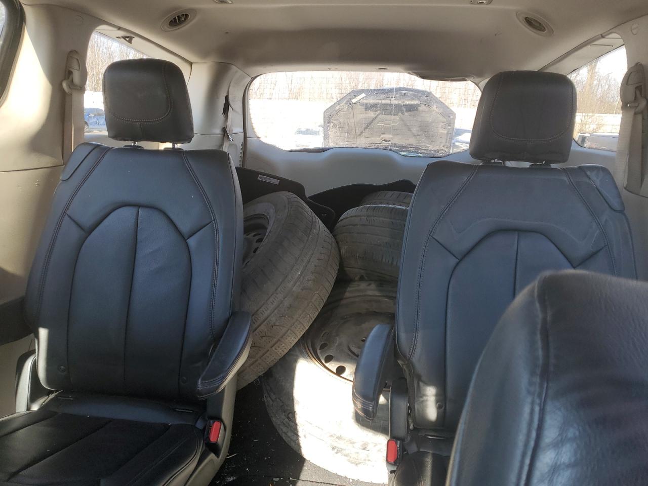 2017 Chrysler Pacifica - Image 10