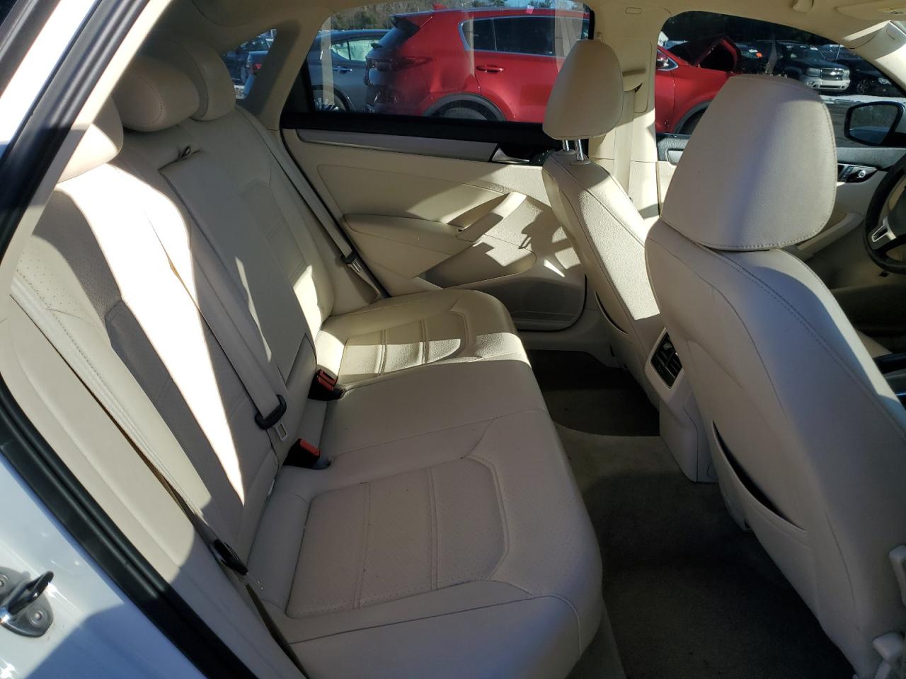 2014 Volkswagen Passat - Image 10