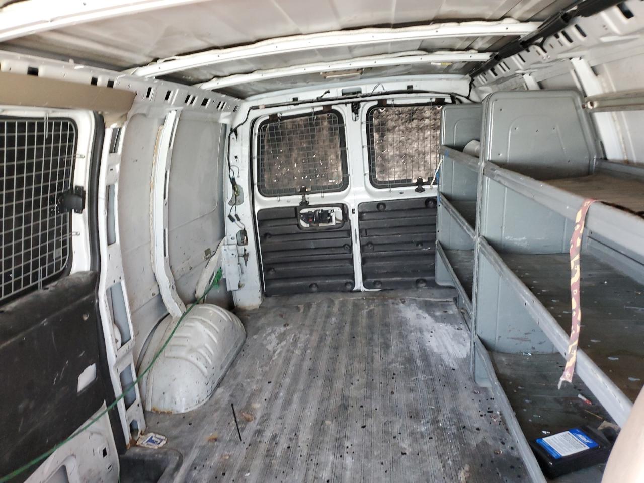 2004 Chevrolet Express - Image 10