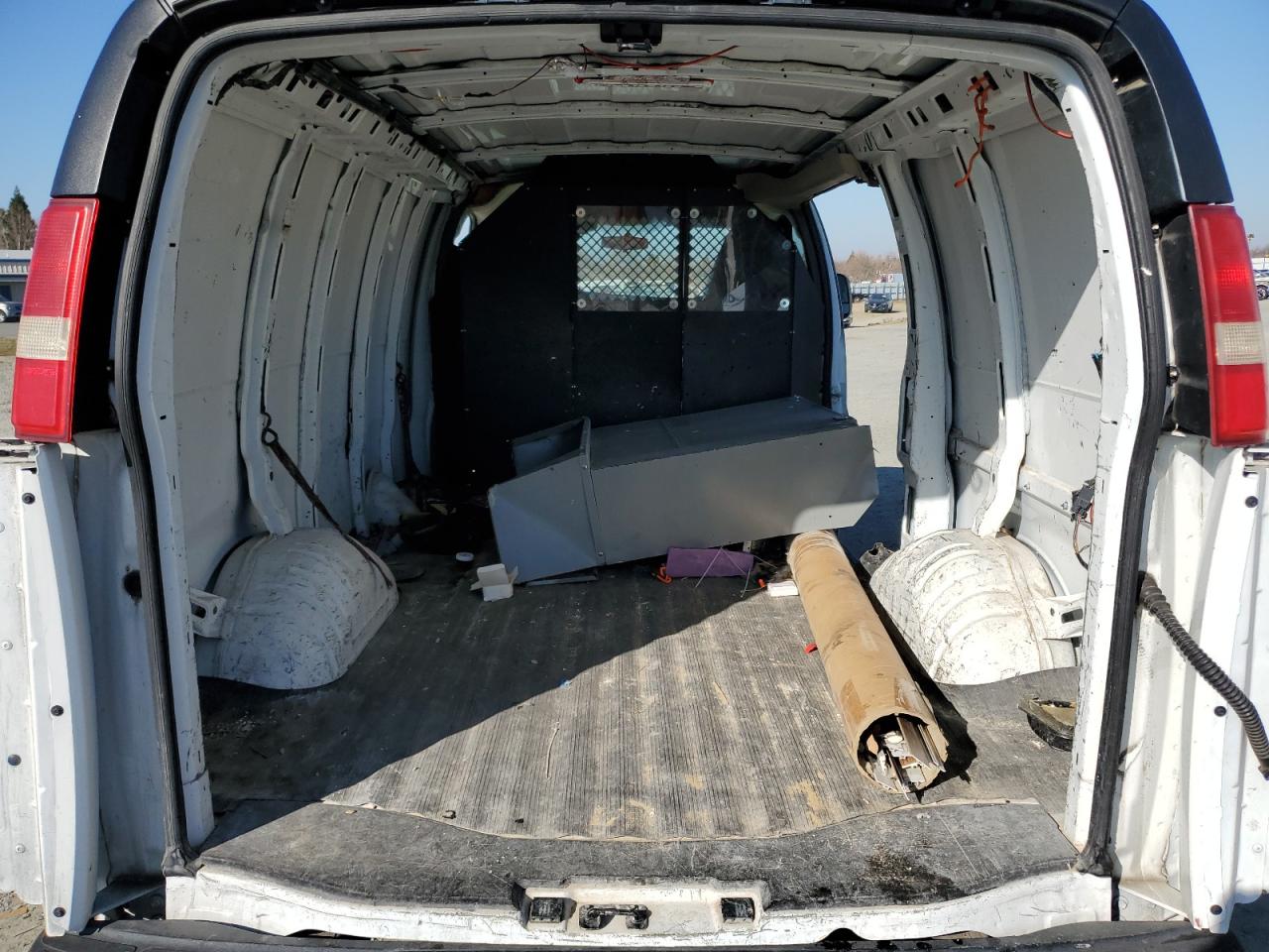 2010 Chevrolet Express - Image 10