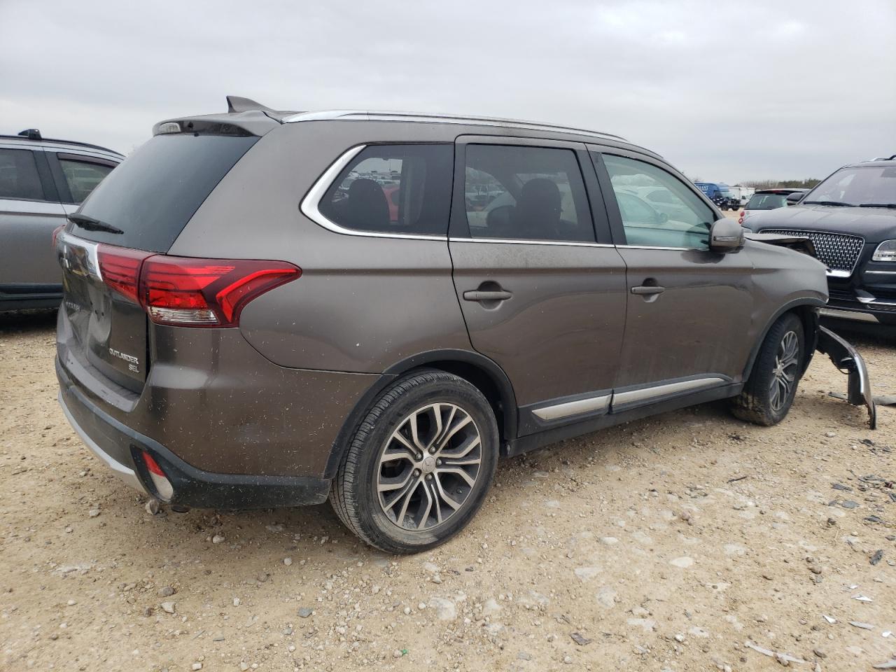 2017 Mitsubishi Outlander - Image 3