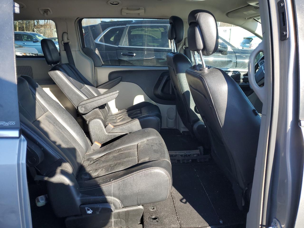 2013 Chrysler Town & Country - Image 11