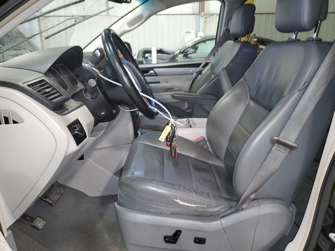 2011 Volkswagen Routan - Image 7