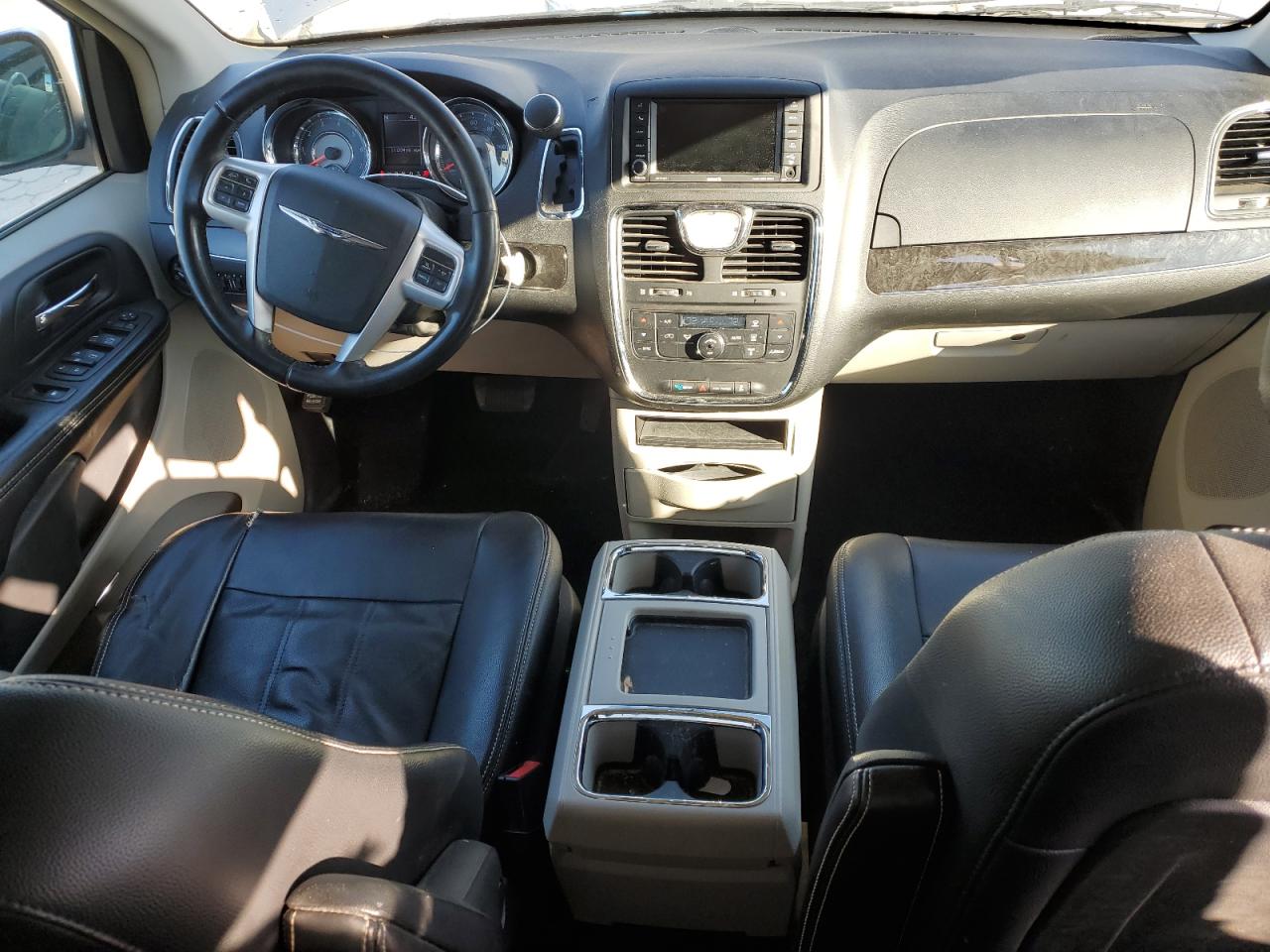 2014 Chrysler Town & Country - Image 8
