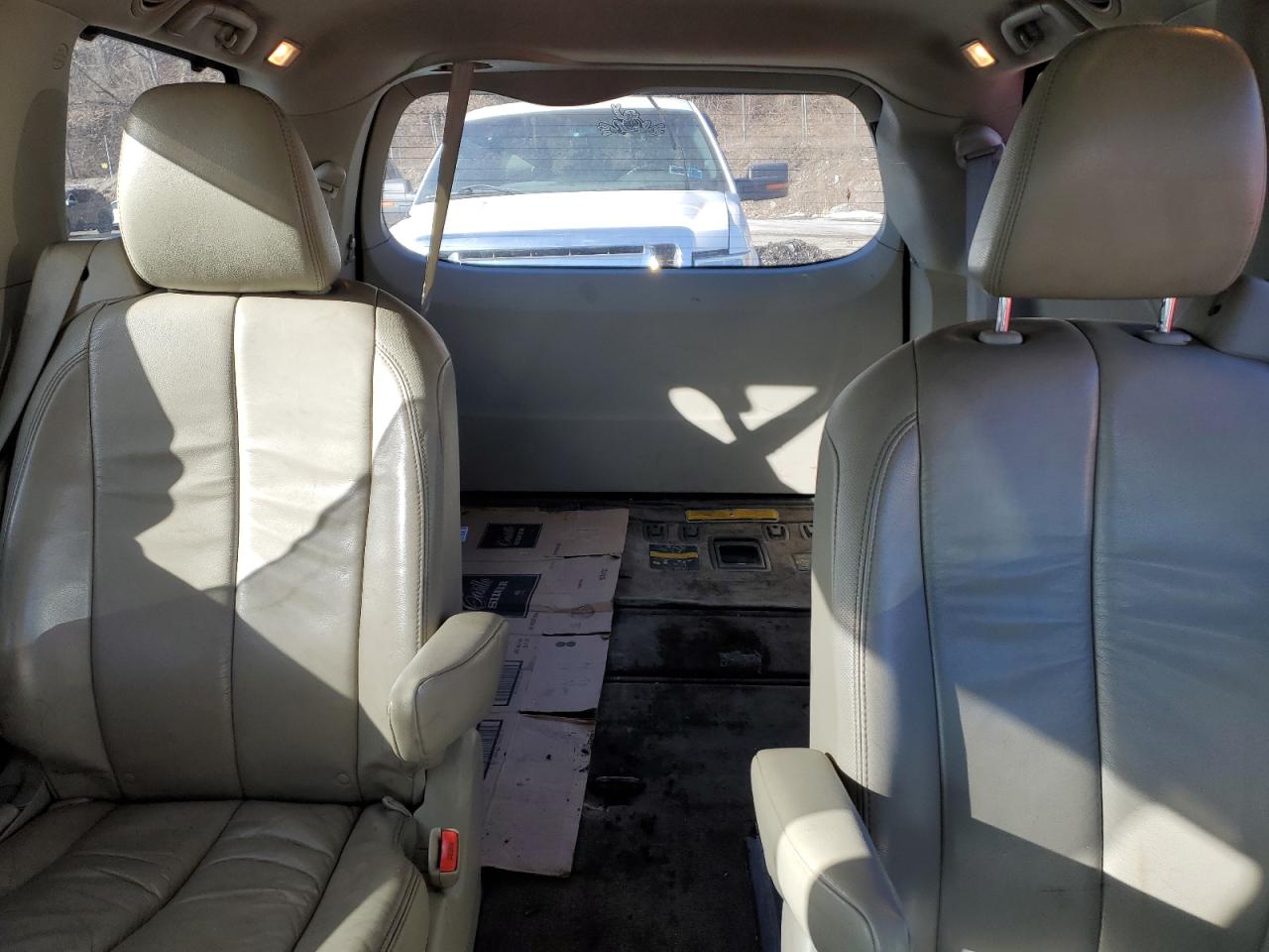 2013 Toyota Sienna - Image 10