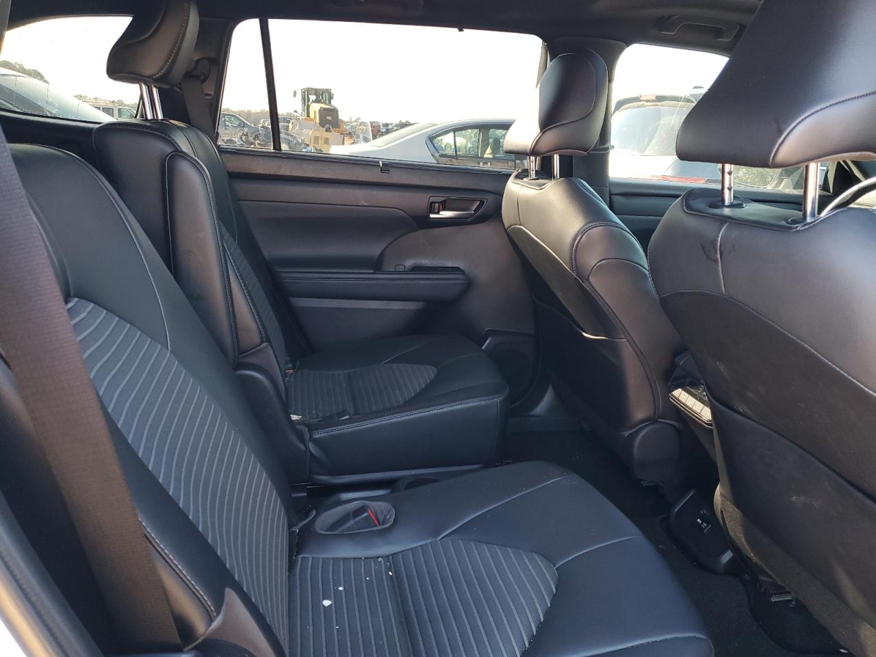 2021 Toyota Highlander - Image 11