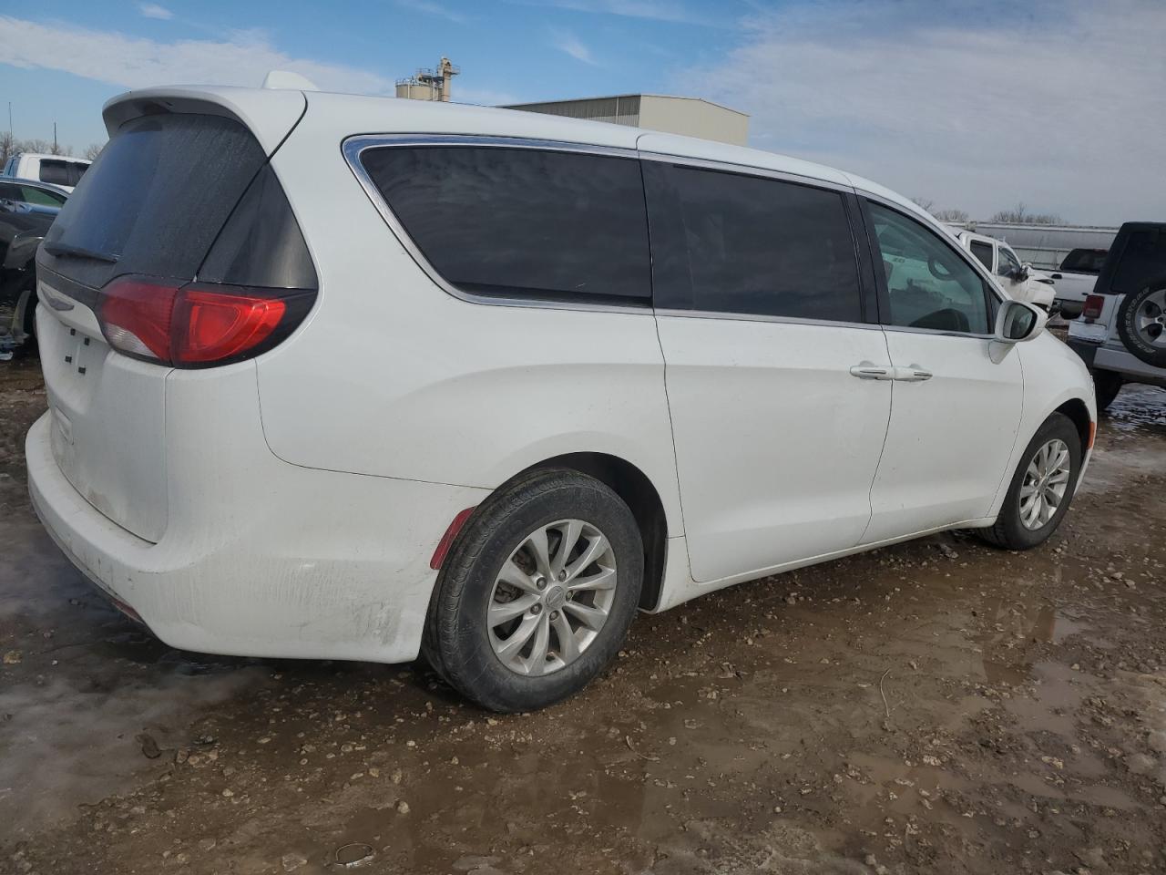 2018 Chrysler Pacifica - Image 3