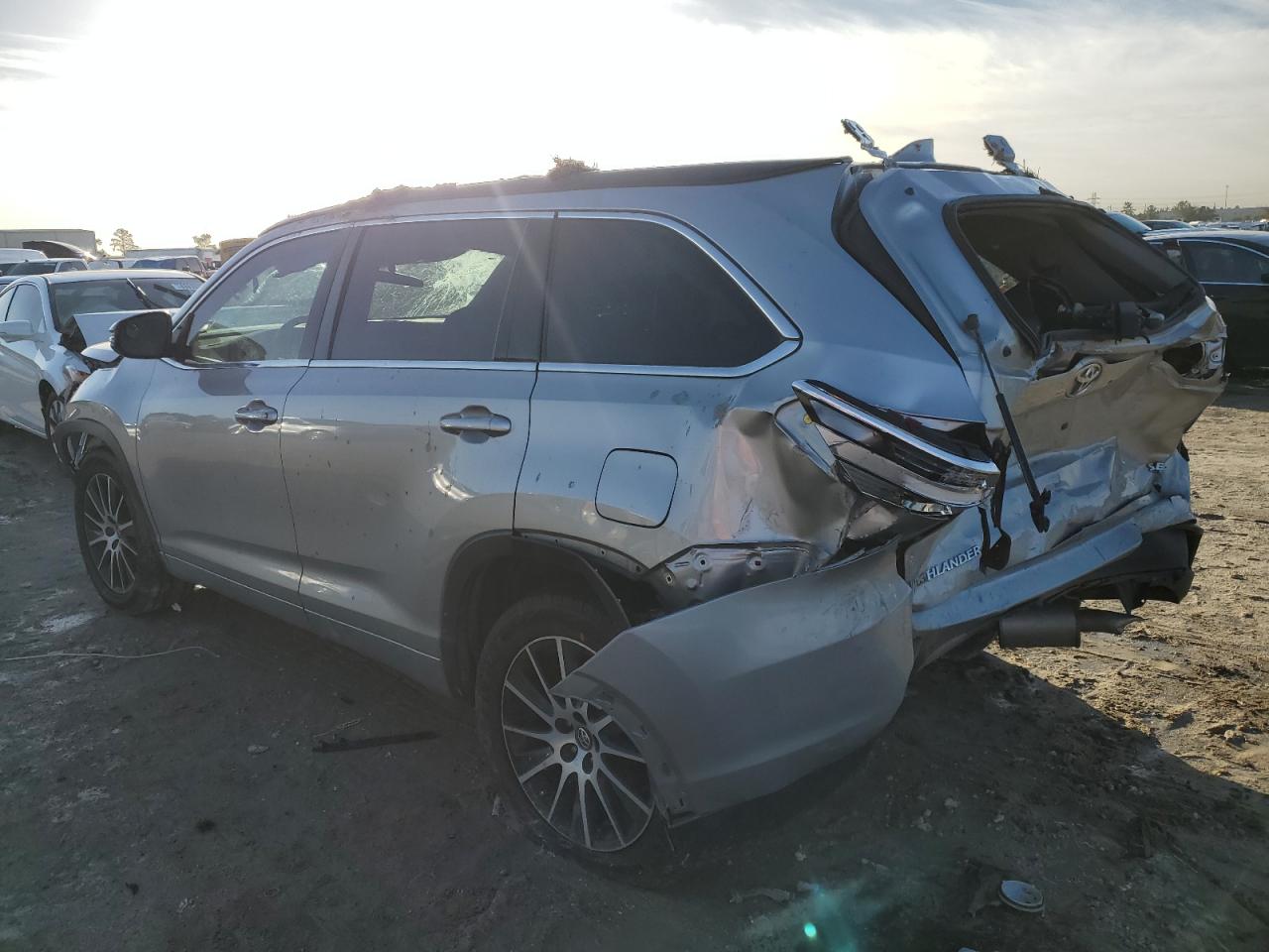 2017 Toyota Highlander - Image 2