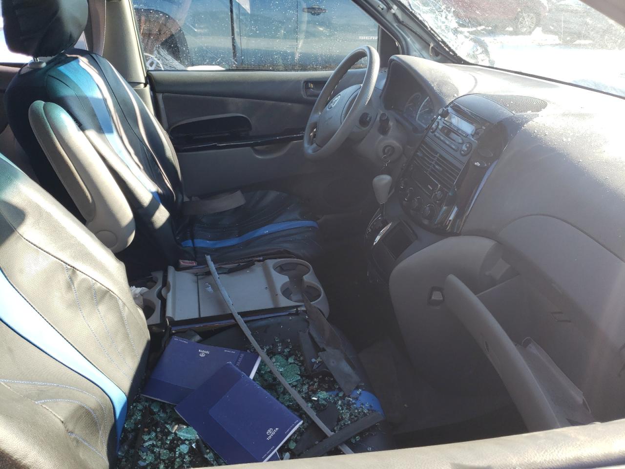 2004 Toyota Sienna - Image 7