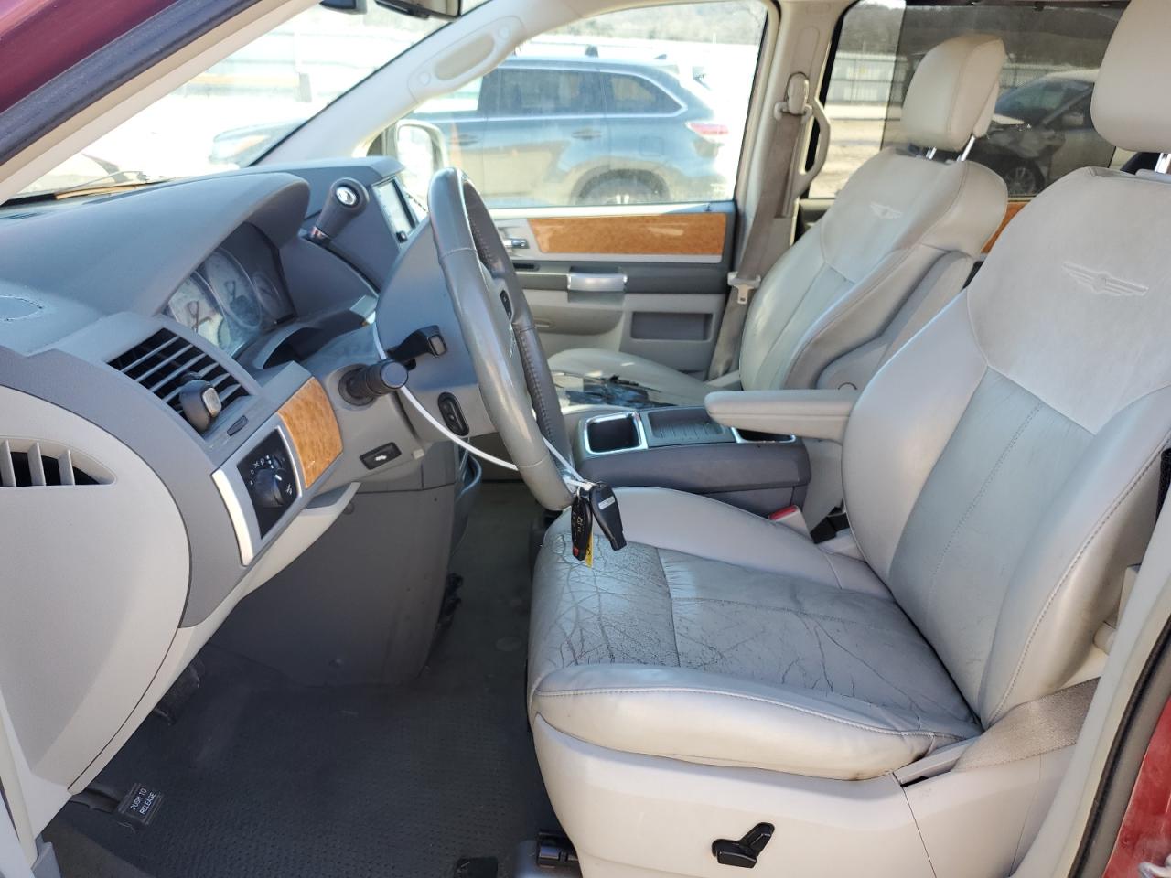 2010 Chrysler Town & Country - Image 7