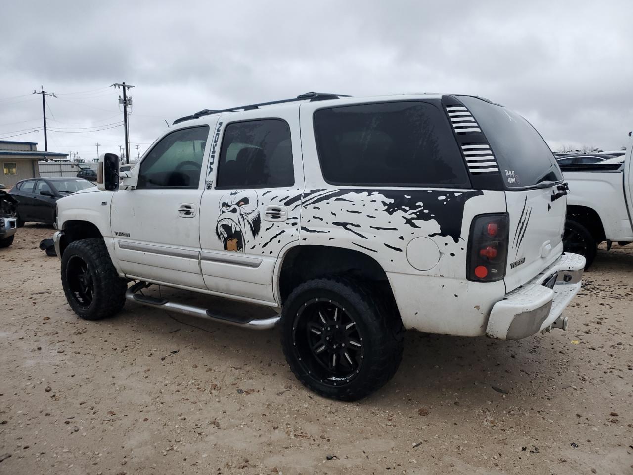 2004 GMC Yukon - Image 2