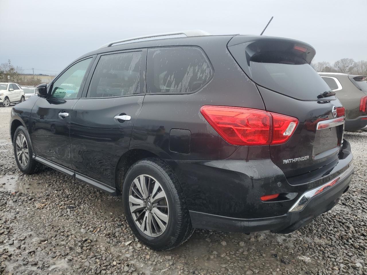 2017 Nissan Pathfinder - Image 2