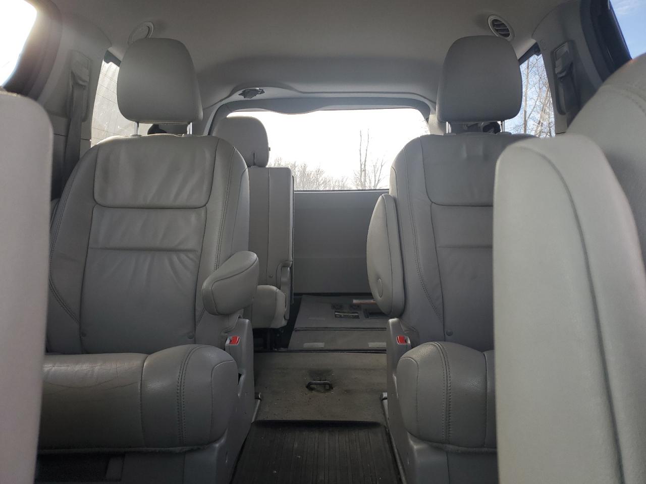 2017 Toyota Sienna - Image 10
