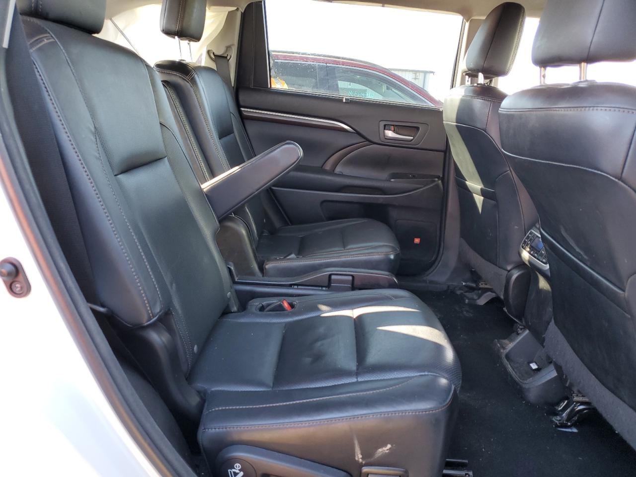 2015 Toyota Highlander - Image 11
