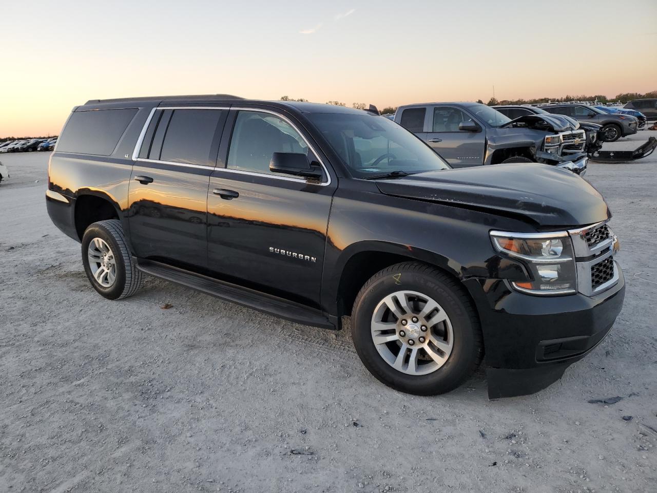 VIN 1GNSKHKC9JR365841 2018 CHEVROLET SUBURBAN no.4