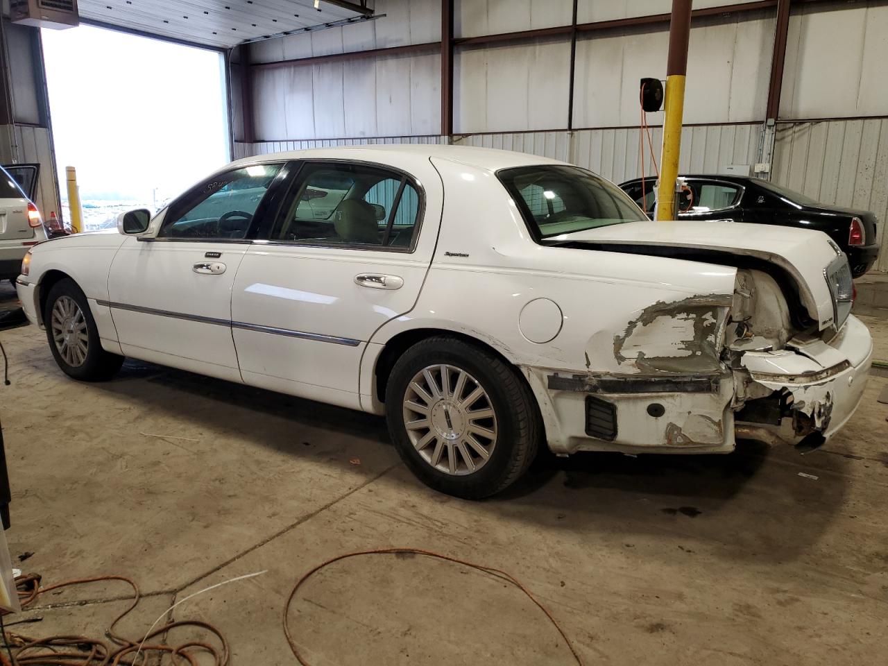 2003 Lincoln Town Car Signature white null gas 1LNHM82WX3Y687013 photo #3