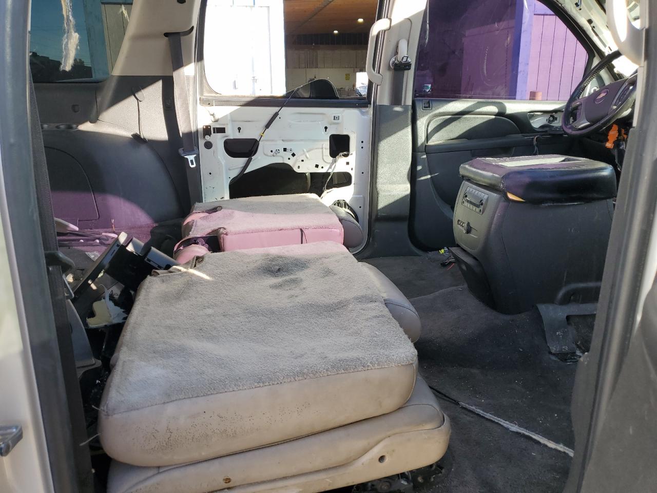2010 Chevrolet Suburban - Image 11