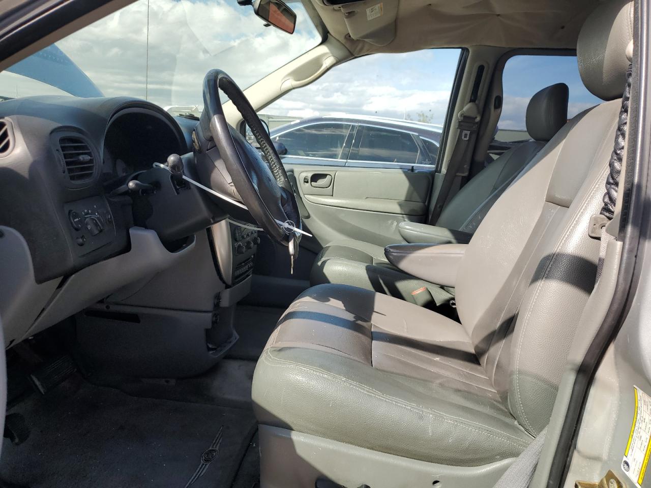 2006 Chrysler Town & Country - Image 7