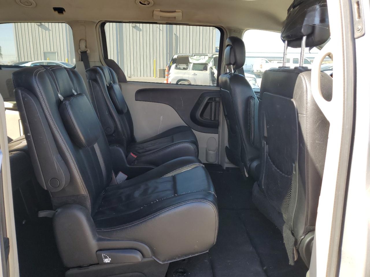 2014 Chrysler Town & Country - Image 11