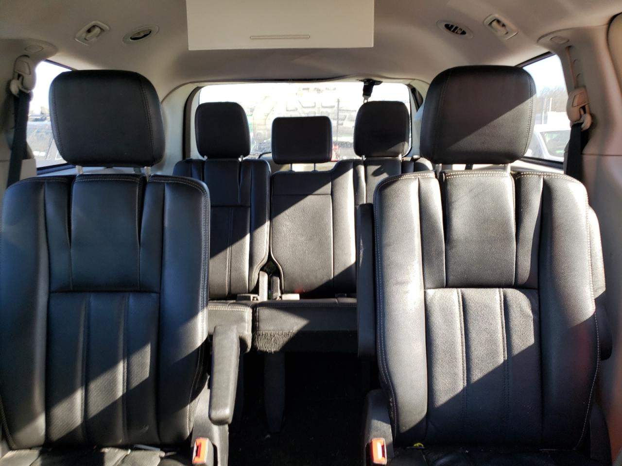 2012 Chrysler Town & Country - Image 10