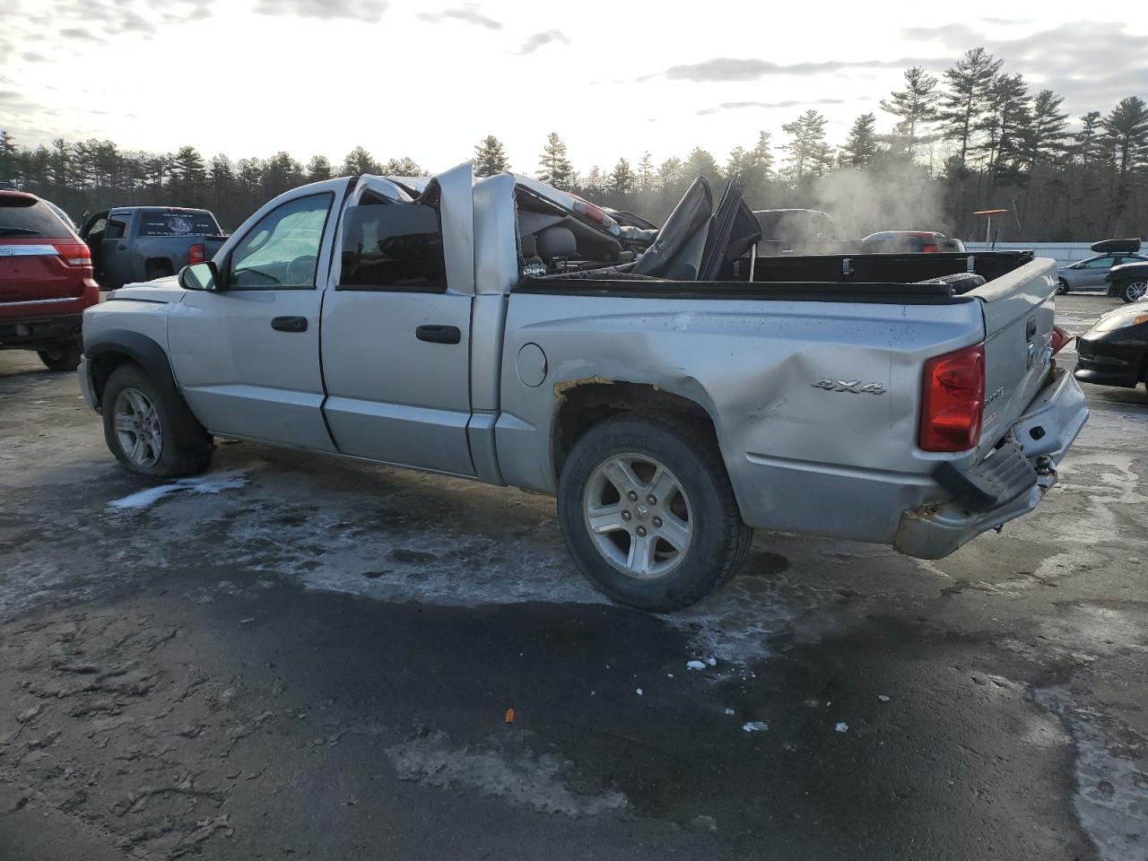 2011 Dodge Dakota - Image 2