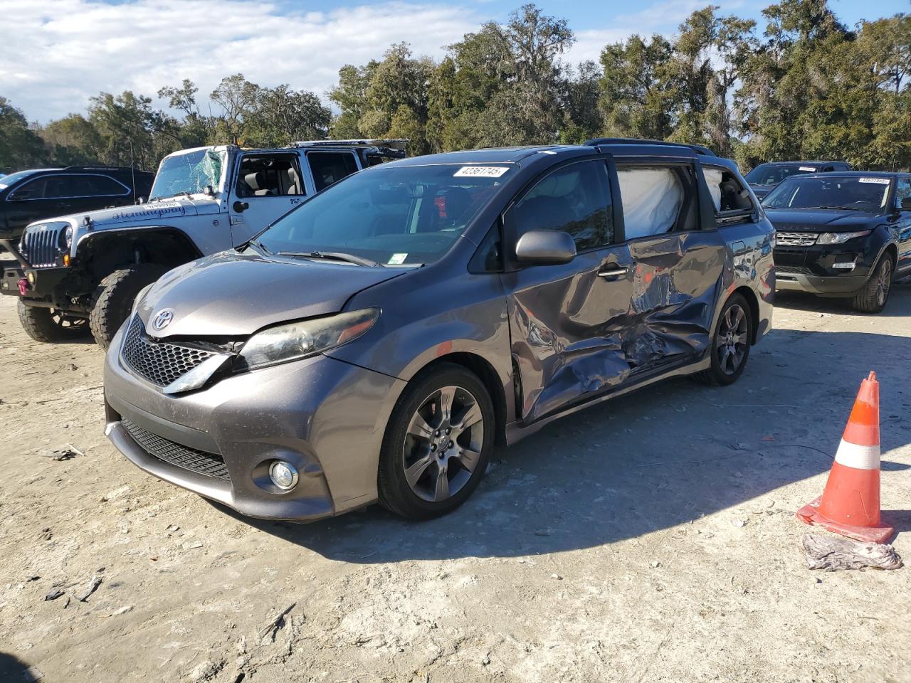 2015 Toyota Sienna - Image 1