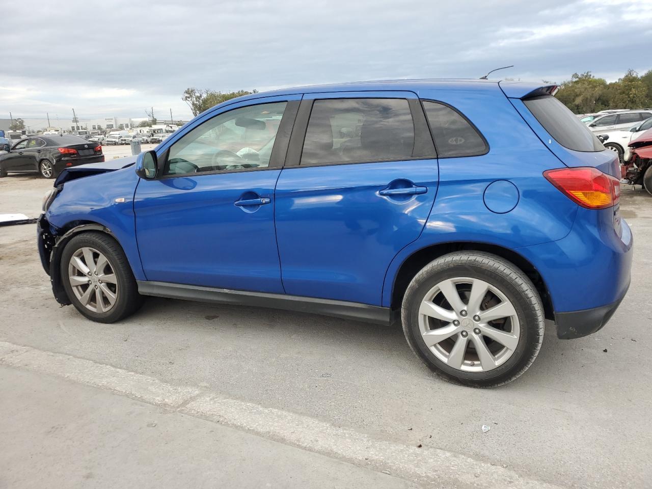 2015 Mitsubishi Outlander - Image 2