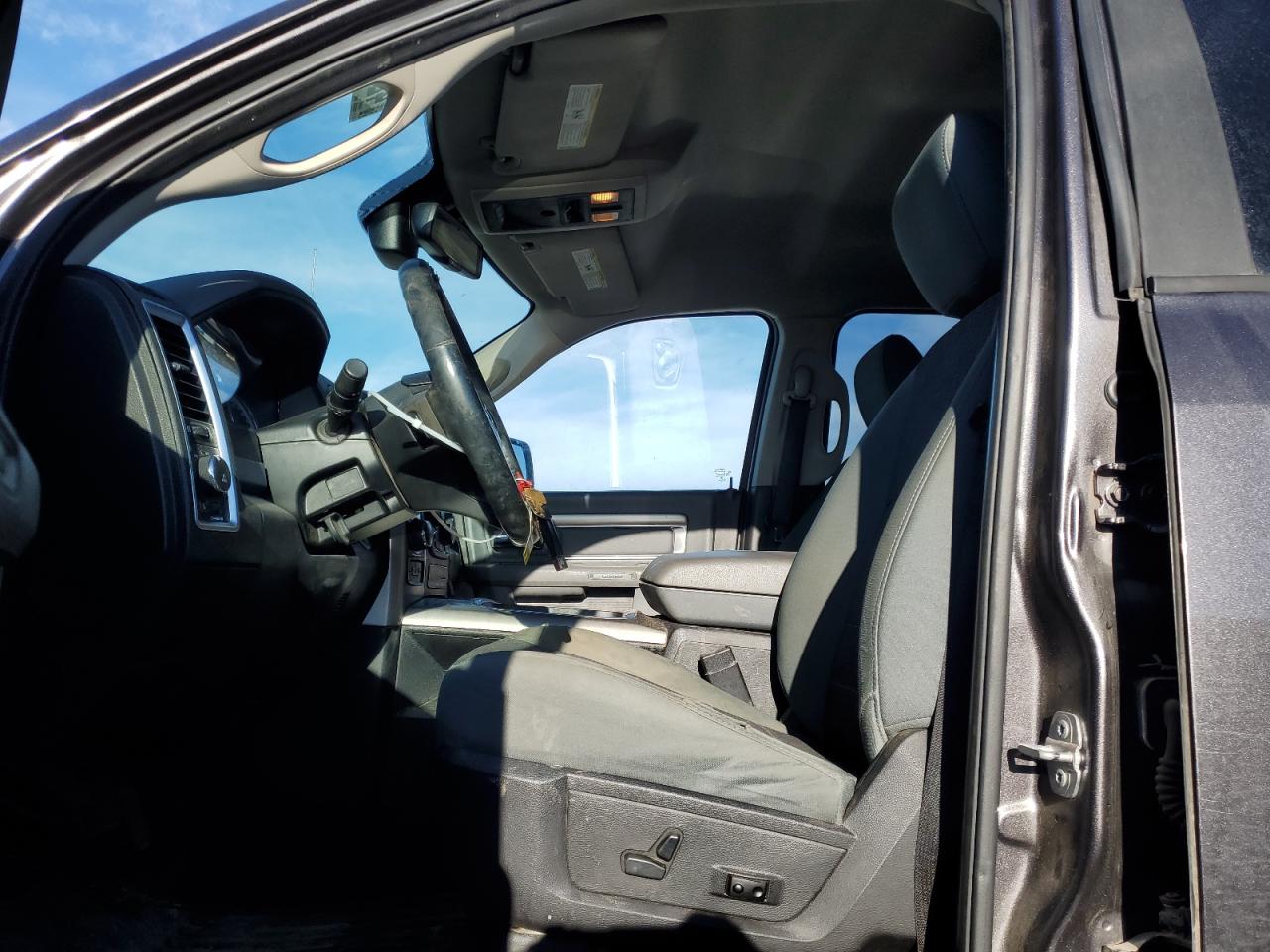 2015 RAM 1500 - Image 7