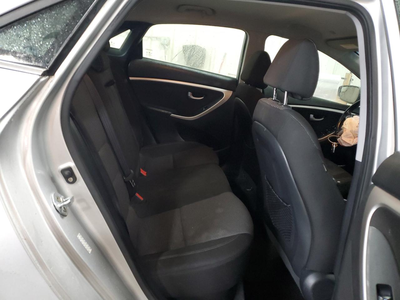 2016 Hyundai Elantra - Image 10