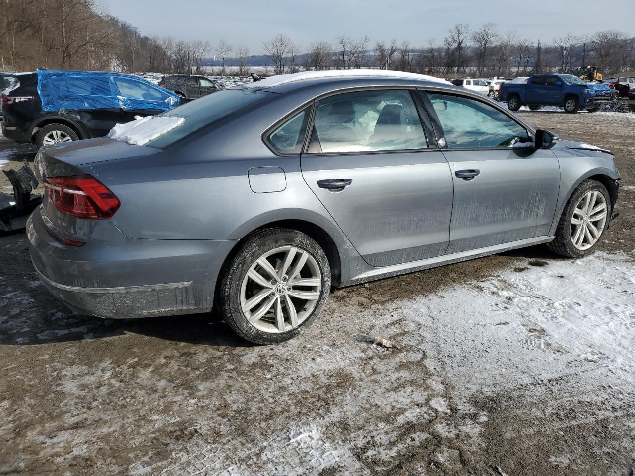 2019 Volkswagen Passat - Image 3