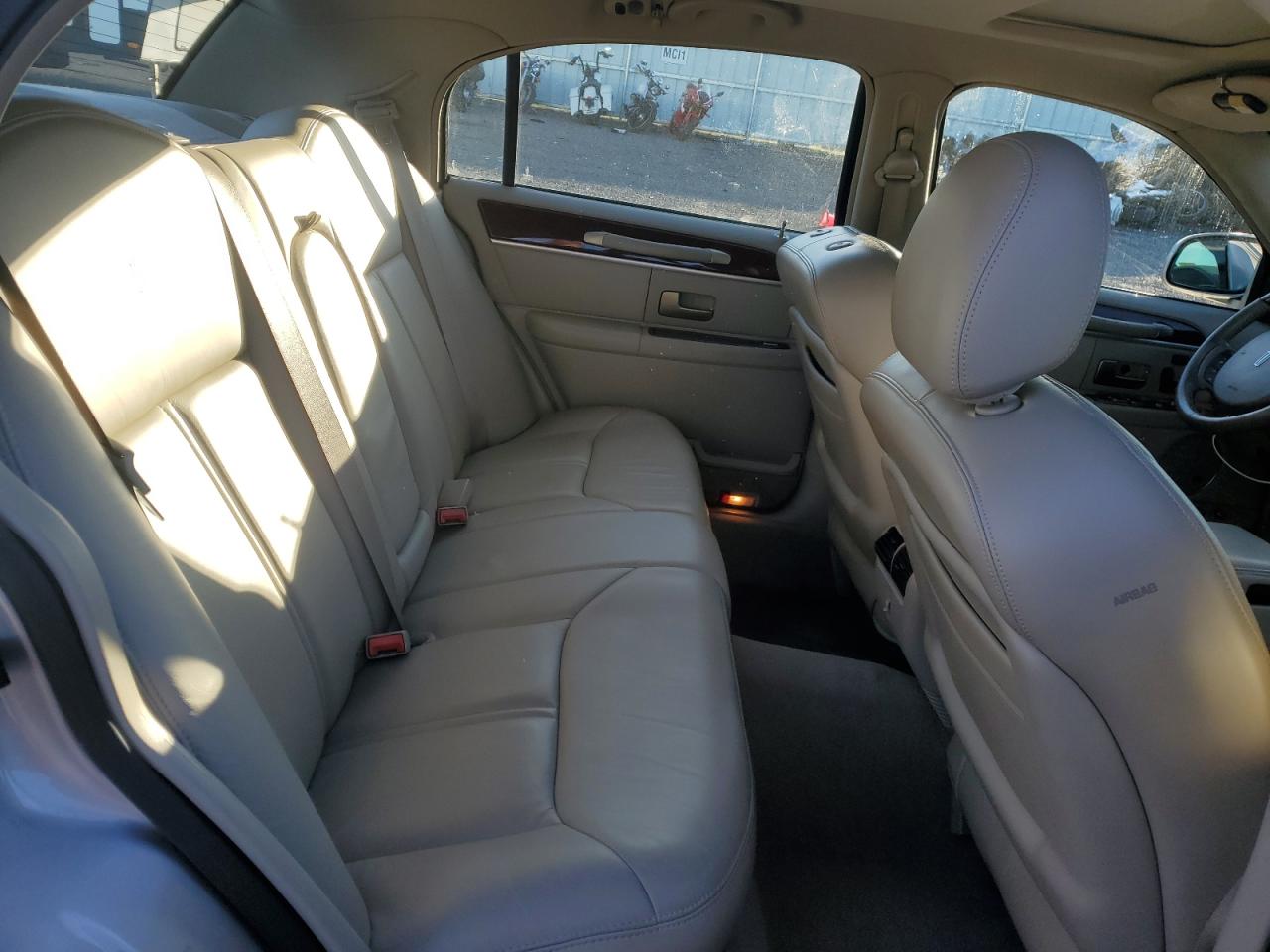 2005 Lincoln Town Car - Image 10