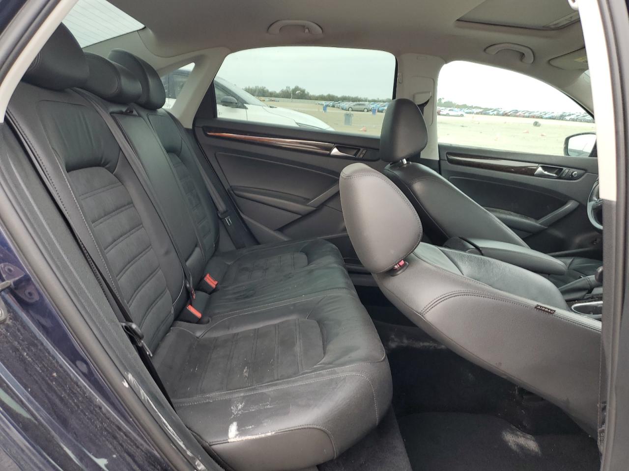 2014 Volkswagen Passat - Image 10