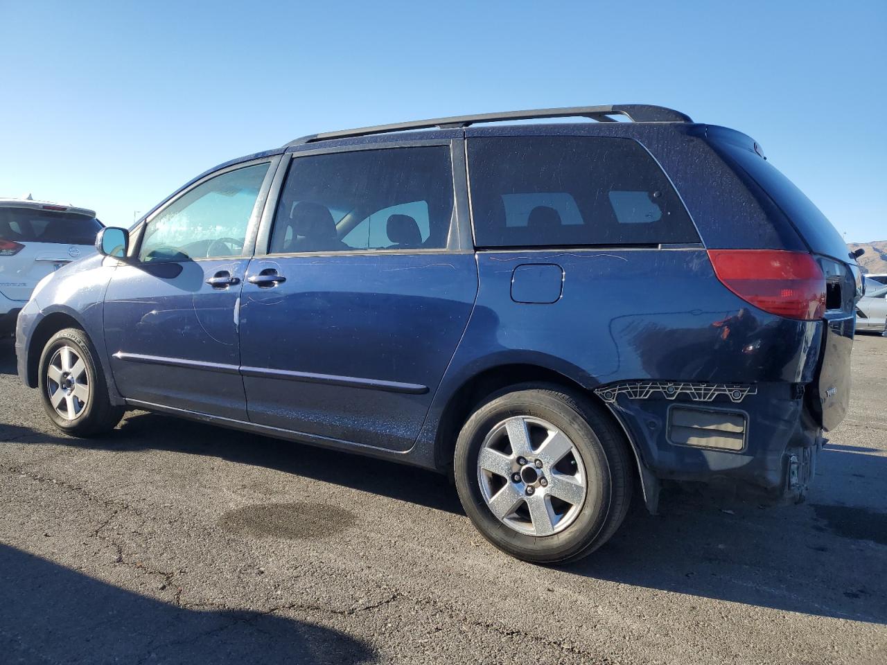 2005 Toyota Sienna - Image 2
